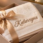 Ręcznik z haftem imienia — przewodnik po personalizacji. Rozmiary, gramatura, polskie pracownie haftowe, okazje (ślub, komunia, wakacje).