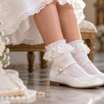 Eleganckie skarpetki dla dziewczynki — komunia, akademia, święta. Białe z koronką, ze skrzydełkami, antypoślizgowe, z falbanką. Polskie marki.