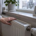 Spółdzielnia włączyła ogrzewanie, ale w mieszkaniu nadal zimno? Sprawdź, ile powinno być stopni, kto odpowiada i jak zgłosić niedogrzanie.