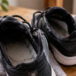 Buty po treningu są suche z zewnątrz, ale wilgotne w środku? Sprawdź, jak wysuszyć wkładki i wyściółkę bez kaloryfera i ryzyka uszkodzenia obuwia.
