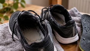 Buty po treningu są suche z zewnątrz, ale wilgotne w środku? Sprawdź, jak wysuszyć wkładki i wyściółkę bez kaloryfera i ryzyka uszkodzenia obuwia.