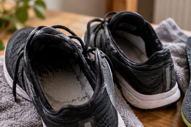 Buty po treningu są suche z zewnątrz, ale wilgotne w środku? Sprawdź, jak wysuszyć wkładki i wyściółkę bez kaloryfera i ryzyka uszkodzenia obuwia.