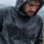 Kurtka water resistant przemaka po 20 minutach? Sprawdź, kiedy można ją reklamować, jakie dowody przygotować i czy sklep musi zwrócić pieniądze.