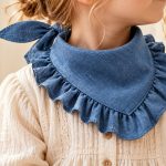 Chustka pod szyję dziecięca z falbaną w kolorze jeans — bawełna 100%, bezpieczna konstrukcja z gumką. Pinokio, Endo, Coccodrillo.